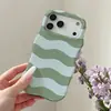 Funda de Teléfono Rayas Onduladas de Color Contrastante Edición Limitada de Verano para iPhone18Promax Cubierta Protectora Anticaídas Dos en Uno con Película