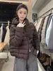 Chamarra acolchada corta con capucha para mujer, nuevo estilo 2026, diseñada para figuras petite, cálida y acogedora, estilo cuello alto, abrigo de algodón de invierno, prenda exterior de moda