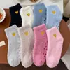 Calcetines de coral para mujer, bordados con corazones, calcetines cortos con suela de gel antideslizante para pisos, engrosados para abrigar, no hacen bolitas, calcetines para dormir