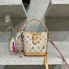 Bolso Pequeño de Gama Alta para Mujer 2026 Nuevo Bolso Cubo Retro Colorido Bolso de Mano Versátil Elegante Bolso de Hombro Cruzado