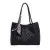 Bolso tote tejido de color liso a la moda para mujer, bolso de hombro y axila de nuevo estilo, bolso de mano versátil y sofisticado de estilo nicho