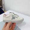 Tênis Infantil da Moda com Lantejoulas de Estrela de Cinco Pontas Novidades Primavera e Outono 2025 para Meninos e Meninas Sapatos Casuais de Couro com Letras Estilosos
