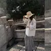 Traje de outono super estiloso para 2026, um conjunto completo de roupas casuais com uma vibe descontraída, composto por uma camisa e calças de perna larga listradas