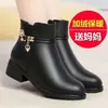 Nova coleção Outono/Inverno 2026: sapatos confortáveis tipo "mãe" forrados com fleece, botas de cano médio com sola macia para mulheres de meia-idade e idosas, sapatos de couro antiderrapantes com salto grosso