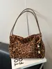 Bolsa Feminina Grande Capacidade em Camurça 2025 Nova Outono/Inverno Casual Design de Nicho Retro Bolsa de Ombro Único para o Dia a Dia