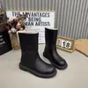 Botas Curtas Tendência Inverno 2026 Novo Estilo Botas de Couro Macio Estilo Martin para Mulheres, Sola Lisa, Popular Uso Duplo Botas de Neve com Lã Adicionada