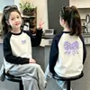 Outono/Inverno 2026 Nova Camiseta Térmica de Fleece para Meninas com Gola Redonda, Bloco de Cores, Manga Longa, Camada Base, Roupa Térmica Infantil Estilosa
