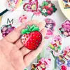 Nuevo Artículo Caliente de Venta Caricatura de Niña Fresa de Acrílico Funda para Teléfono Móvil Llavero para Mochila Colgante Accesorios Shaker