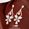 Aretes de plata con pasador, con colgantes de mariposa y gota de agua incrustados de diamantes, aretes de lujo ligero de alta gama, accesorios de nicho para vestidos de noche con sentido de atmósfera