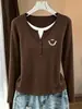 Moda Otoño 2026: Camiseta de Manga Larga de Algodón Puro para Mujer, Estilo Coreano, Cuello Henry, Falso Dos Piezas, con Diseño de Cuello en Y para un Look Juvenil