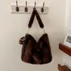 Bolsa de Hombro Grande de Alta Gama Estilo Europeo y Americano para Viajes Diarios Mujer 2026 Nuevo Bolso de Hombro Único Bolso de Piel de Felpa