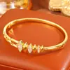 Pulsera Abierta de Cobre Chapado en Oro con Forma de Rombo Incrustada de Diamantes para Mujer, Pulsera de Lujo Ligero de Venta Caliente Transfronteriza, No se Desvanece, Pulsera de Circonita de Moda