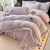Juego de colcha de terciopelo de leche bordado engrosado, de cuatro piezas, para otoño e invierno, sábanas cálidas, funda de edredón y sábana bajera, creando una experiencia de ropa de cama lujosa y cómoda en el hogar.