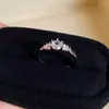 Anillo de Uva Pudín de Zirconia Estilo Ins Coreano Diseño Exquisito Anillo para Dedo Índice de Nicho Pendientes Versátiles de Lujo Ligero para Mujeres
