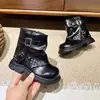 Botas de Chica Retro con Pliegues Gruesas de Caña Alta 2026 Novedad de Otoño Decoración de Remaches Niños Medianos a Grandes Geniales Versátiles Botas de Motociclista