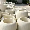 Jardinera de hormigón visto texturizada de varios niveles con sentido de profundidad, diseño de paisaje, contenedor decorativo para arreglos florales exteriores comerciales