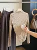 Camisa base de renda fina, levemente transparente, com recortes e gola alta parcial para mulheres, novo estilo de outono, modeladora, versátil e elegante para usar em camadas.
