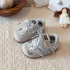 Tênis Esportivo Infantil 2026 Outono Novo Estilo Solado Macio Sapatos Forrest Gump Sapatos Casuais Fofos para Meninas Antiderrapante Resistente ao Desgaste Sapatos para Crianças Pequenas