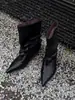 Botas bico fino estilo gatinho com design solto no tornozelo, coleção feminina outono/inverno 2026, botas curtas estilosas e versáteis