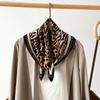 Nuevo Pañuelo de Seda Plisado Transfronterizo para Mujer con Estampado de Leopardo Turbante Estampado Cachemira Pañuelo de Satén Pañuelo Pañuelo Cuadrado de 70cm