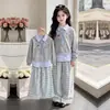 Conjunto elegante y versátil para niñas: un conjunto de dos piezas que presenta un top de imitación de dos piezas con cuello de solapa y diseño de patchwork, combinado con pantalones casuales de cuadros y bloques de color
