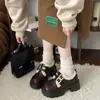 Mocassins de pelúcia estilo britânico para mulheres, novo modelo outono e inverno 2026, com sola grossa, salto grosso, sapatos de couro Mary Jane peludos retrô