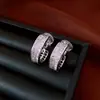 Pendiente Colgante Exquisito en Forma de C con Zirconia Bañado en Oro Real de 18 Quilates, Clip para Oreja, Pendientes Versátiles Elegantes con un Toque de Lujo Ligero y Sensación de Alta Gama, Joyería de Oreja de Nicho