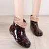 Botas de chuva femininas da moda para uso externo, forradas com fleece, antiderrapantes, de cano curto, com sola macia, sola grossa, sola plana, corte baixo, resistentes ao desgaste, para o inverno