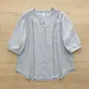 Camisa artística de encaje bordado con cuello en V para mujer, top versátil de lino holgado para el día a día, chaqueta de manga media, prenda básica de moda