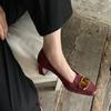 Zapatos de cuero completo retro francés de punta cuadrada para mujer 2024 nuevo otoño e invierno elegantes tacones altos de hebilla metálica de tacón grueso