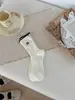 Los nuevos calcetines de primavera/otoño de Domi presentan bordados de estilo japonés de un gatito y un lazo, calcetines para mujer de media pantorrilla con ligera compresión, colores contrastantes y puños con volantes.