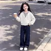 Conjunto moderno de dos piezas para niñas 2026: top con capucha de moda con diseño de dos piezas falso, combinado con pantalones vaqueros estilo coreano