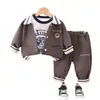 2024 Nuevo Bebé Niño Primavera y Otoño Niños Niño Oso Letra Bordada Conjunto de Tres Piezas Fabricante Original Venta al por Mayor