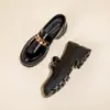 Mocassins macios de duas camadas com capa de couro, slip-on para primavera e outono, sola grossa, fivela de metal, estilo britânico retrô, sapatos pequenos de couro para mulheres
