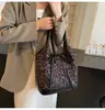 Bolsa Tote Retrô Grande Capacidade Estampa de Leopardo Feminina 2024 Nova Outono para o Trabalho Bolsa de Ombro Moda Mais Fácil de Combinar