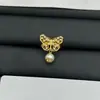 Nuevos Pendientes Retro de Mariposa Hueca Dior para Mujer Primavera Temprana 2025 con Agujas de Plata y Pendientes de Perlas Cd Venta al por Mayor