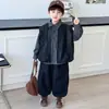 Conjunto de Primavera y Otoño para Niños 2026 Nuevo Estilo Coreano para Niños Chaqueta de Cuero Fresca Chaleco Conjunto de Tres Piezas Ropa Elegante para Niños