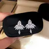 Brincos de Prata com Cristais e Zircônia em Formato de Gota de Água e Flor Agulha Prateada Estilo Luxo Leve para Noite Acessórios de Orelha Simples e Modernos Venda por Atacado