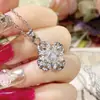 Camellia Fashion Novo Nicho Artístico Latão Banhado a Ouro Versátil Pingente Deslumbrante Acessórios de Alto Padrão Atacado