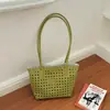 Elegante bolsa de ombro tecida de grande capacidade para o dia a dia, cesta de palha casual de verão para viagem, bolsa de ombro moderna com design vazado