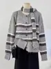 Elegante y atmosférico cárdigan suéter a rayas de bloques de color de felpa esponjosa mezclada para mujer, nueva colección de invierno 2026