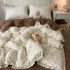 Suave y delicado estampado floral Juego de ropa de cama de cuatro piezas de algodón acolchado Clase A, algodón lavado puro con funda de edredón de encaje hueco y juego de tres piezas de sábanas
