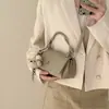 Bolsa Pequena Quadrada de Moda Primavera para Mulheres 2026 Nova Bolsa Transversal de Ombro com Padrão Lichia Retrô Bolsa de Braço de Alta Qualidade