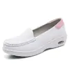 Sapatos de enfermagem femininos em estoque, respiráveis, resistentes a odores, antiderrapantes, com sola macia, sapatos de trabalho hospitalar versáteis, sapatos casuais para atacado, dropshipping disponível