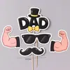 Decoração de bolo para o Dia dos Pais 2026 com braços musculosos, óculos de sol, topo de bolo "Deus Pai PAI", inserção "Eu te amo, Pai"