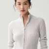 Cardigan de Cashmere com Zíper Listrado e Gola Alta Bai Cai Rong Outono/Inverno 2026, Suéter de Tricô com Corte Justo, Peça de Roupa Casual