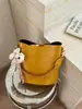 Bolso de mano de diseño de nicho retro muy elegante para mujer, modelo nuevo con sensación de calidad, bolso cruzado versátil, bolso tipo cubo popular