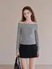 Nueva camiseta de otoño francesa retro de una manga larga a rayas grises patchwork para mujer, top ajustado y que realza la figura con hombros descubiertos
