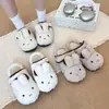Pantufas de coelho de lã de cordeiro macias e fofas de algodão para mulheres, novo estilo outono e inverno 2026, estilo reconfortante, sapatos peludos versáteis e fofos para uso externo