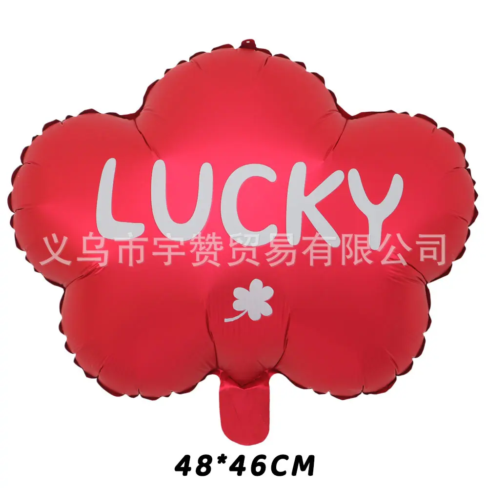 红底幸运云朵